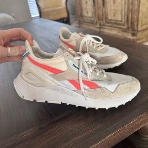 Reebok women’s size 8, big fit like 8.5! In great condition!! Very comfortable!